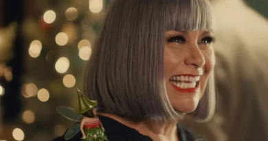 Dawn French éblouit dans la nouvelle publicité de Marks & Spencer pour Noël avec une robe à paillettes